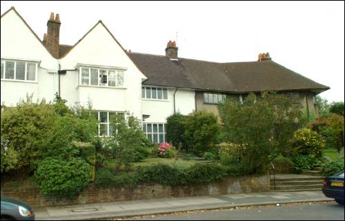 02-4 Meadway Gate